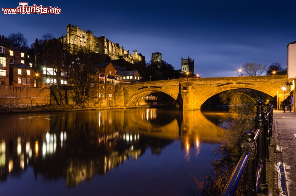 Immagine Framwellgate Bridge sul fiume Wear by night, Durham, Inghilterra. La skyline della città è dominata dal castello medievale e dalla cattedrale.