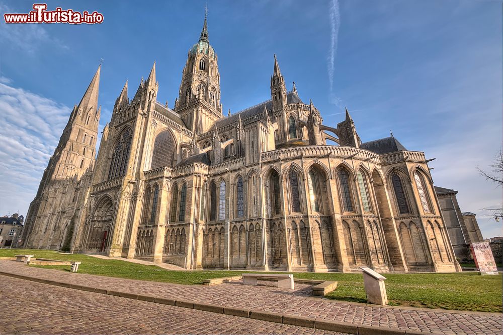 Immagine Francia, Bayeux: la cattedrale di Nostra Signora. Capolavoro dell'architettura romanica e gotica in Normandia, questa chiesa è monumento storico dal 1862. Sorta al posto di un edificio merovingio, l'attuale cattedrale venne consacrata nel 1077.