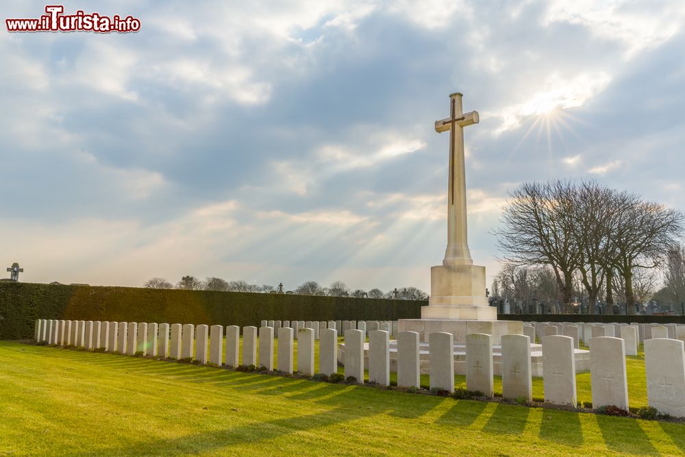 Immagine Francia: le lapidi del Dunkirk Memorial, il cimitero e memoriale che ospita le spoglie dei soldati britannici caduti durante la Battaglia di Dunkerque.