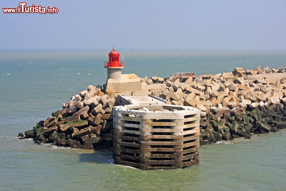 Immagine Frangiflutti al porto di Calais, nord della Francia.