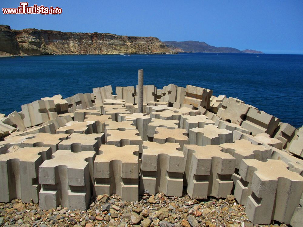 Immagine Frangiflutti in cemento lungo la costa di Melilla, Spagna.