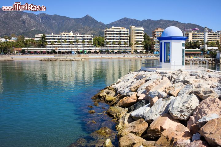 Immagine Frangiflutti sulla baia a Marbella, Spagna. Sullo sfondo uno dei tanti resort che si affacciano sul lungomare di questa località nel sud dell'Andalusia  - © Artur Bogacki / Shutterstock.com