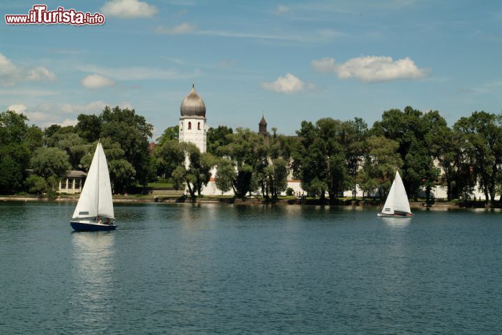 Immagine Fraueninsel im Chiemsee, la magica isola della Baviera in Germania - © fritz16 / Shutterstock.com