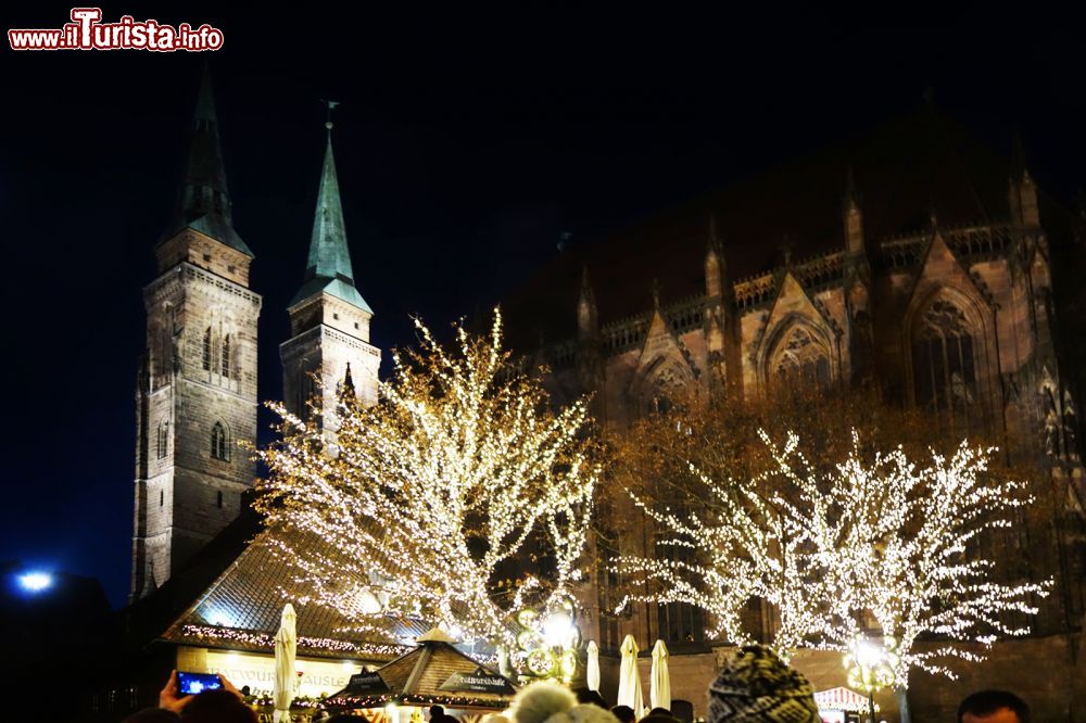 Immagine Frauenkirche Norimberga fotografata nel periodo di Natale