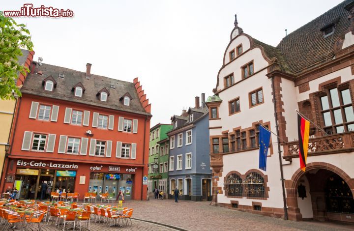 Immagine Friburgo in Brisgovia (Germania): edifici antichi sulla Rathausplatz, nel centro storico della città - foto © katatonia82 / Shutterstock.com