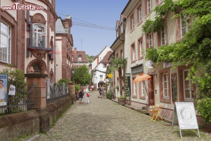 Immagine Una strada nel centro storico di Friburgo in Brisgovia (Freiburg im Breisgau), città di circa 200.000 abitanti nella regione di Baden Württemberg, in Germania - foto © g215 / Shutterstock.com