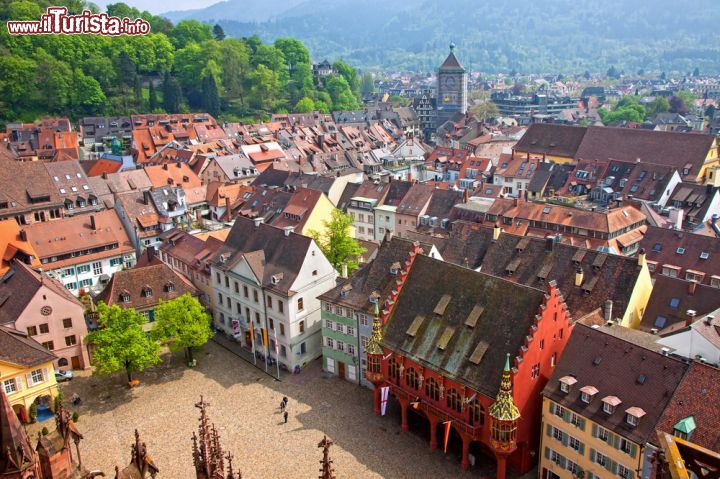 Immagine Friburgo in Brisgovia: Veduta panoramica dal campanile della cattedrale della città di Friburgo in Brisgovia (Freiburg im Breisgau), nella regione tedesca di Baden-Wuerttemberg. Questo borgo storico della città del sud della Germania, si trova a circa 15 km dal confine con la Francia e 50 km dal confine con la Svizzera - foto © katatonia82 / Shutterstock.com