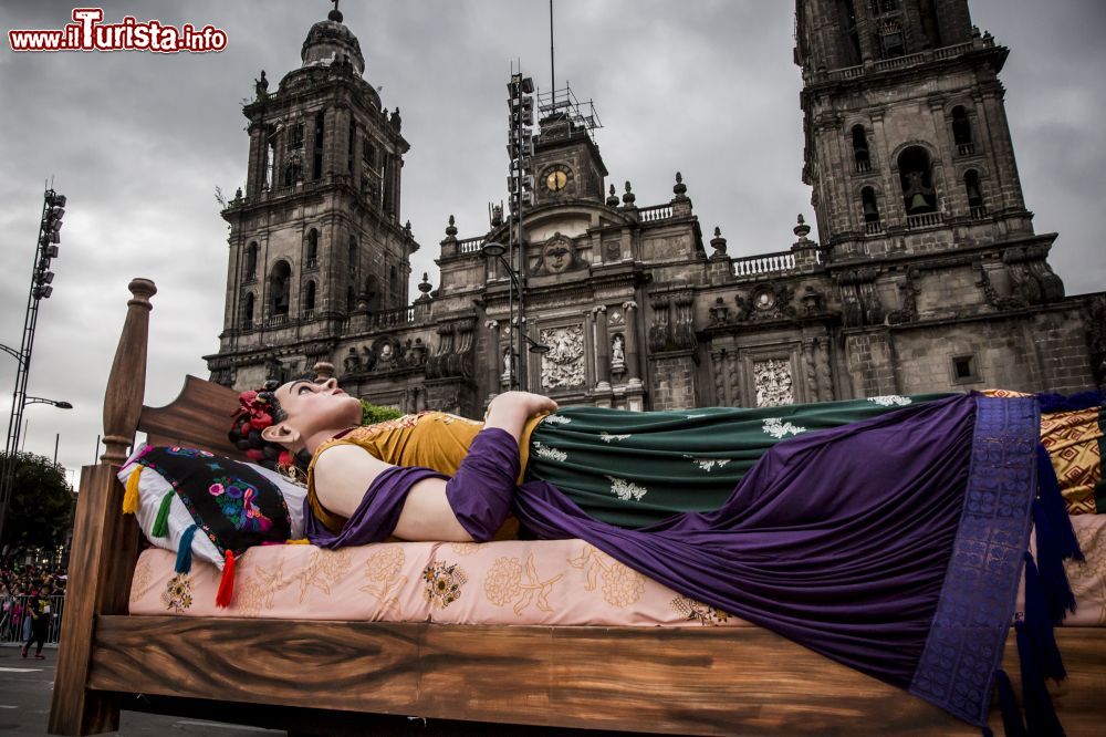 Immagine Una rappresentazione della pittrice Frida Kahlo durante la sfilata del Día de Muertos a Città del Messico. Sullo sfondo, la Catedral Metropolitana della capitale messicana.
