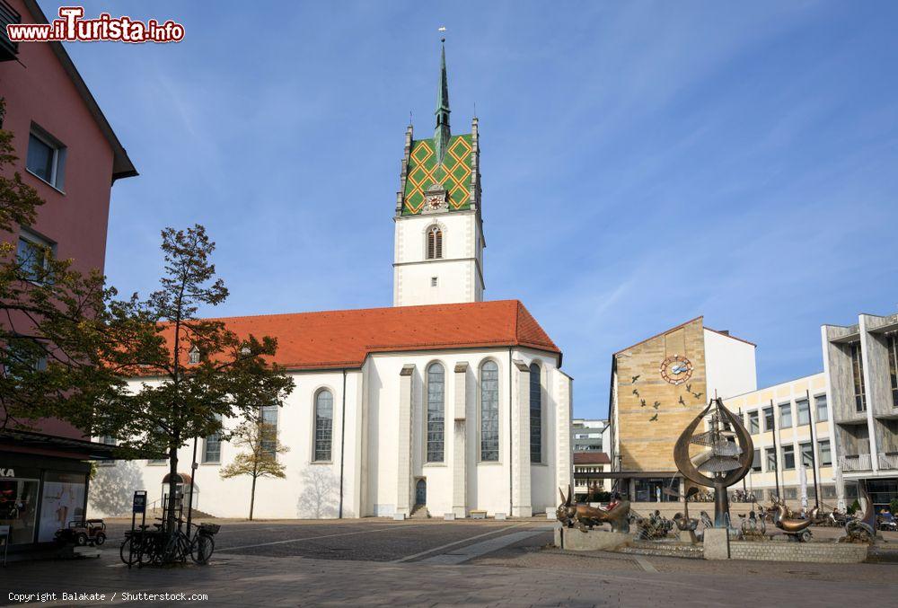 Immagine Friedrichshafen, Germania: su Adenauerplatz si affacciano il Municipio, la chiesa di St. Nikolaus e la fontana Buchhorn - © Balakate / Shutterstock.com