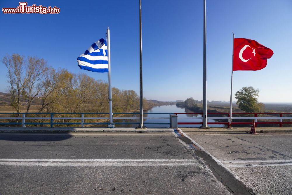 Immagine La frontiera greco-turca sul ponte sopra il fiume Evros, Tracia, Grecia. La linea grigia indica l'esatto punto in cui le due terre s'incontrano e separano.