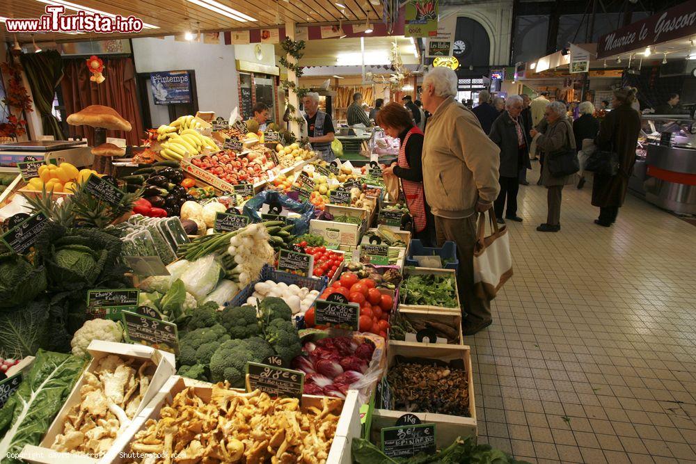 Immagine Frutta e verdura fresca al mercato coperto di Narbonne, Francia - © david muscroft / Shutterstock.com