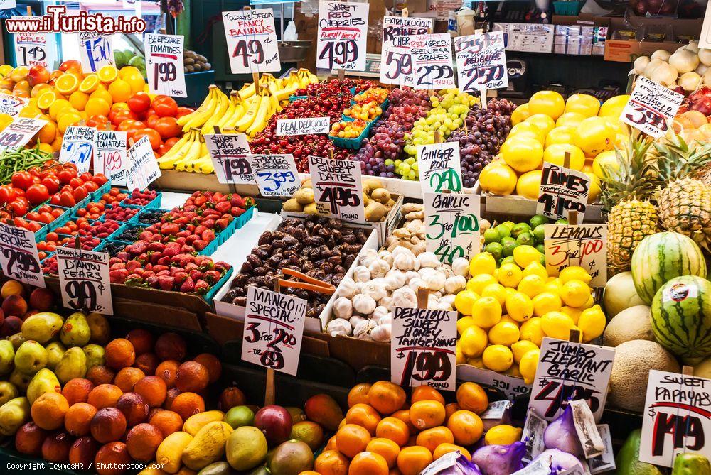 Immagine Frutta e verdura in una bancarella del Pike Place Market di Seattle (Washington): aperto nel 1907, questo mercato è oggi uno dei più antichi della città - © DeymosHR / Shutterstock.com