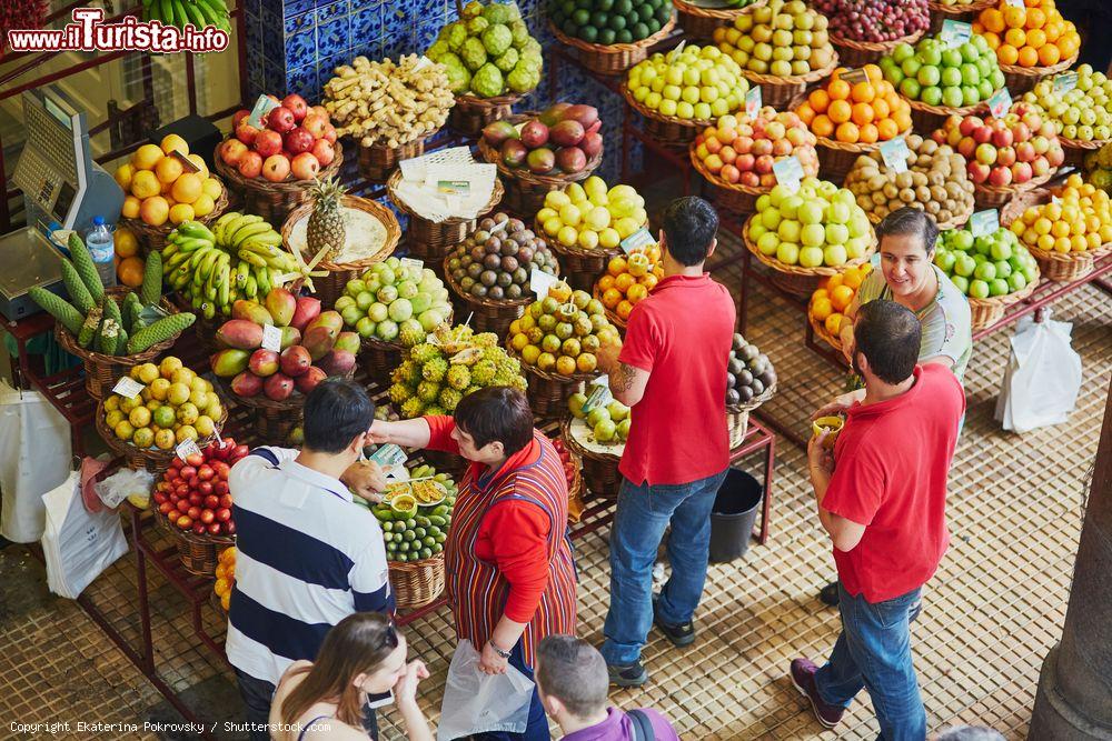Immagine L'invitante frutta esotica su un banco del Mercado dos Lavradores, il principale mercato della città di Funchal (Madeira) - foto © Ekaterina Pokrovsky / Shutterstock.com