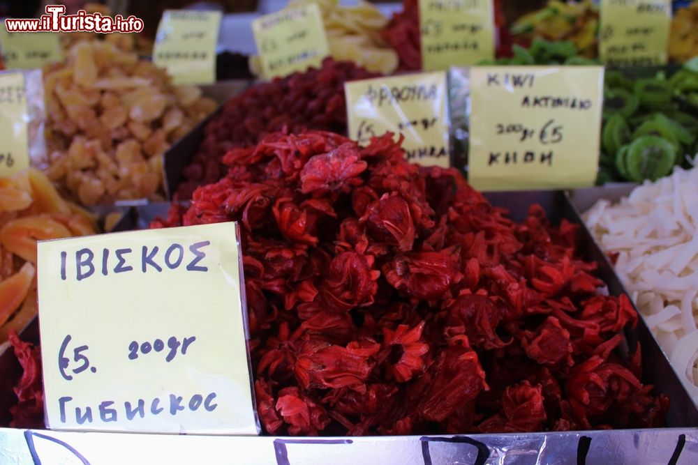 Immagine Frutta essiccata in un mercatino del villaggio di Omodos, Cipro.