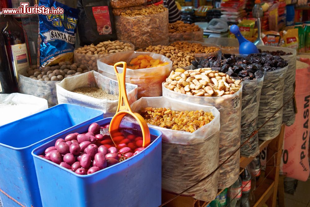 Immagine Frutta secca e noci in un tradizionale mercato di generi alimentari nella cittadina di Huaraz, Perù.