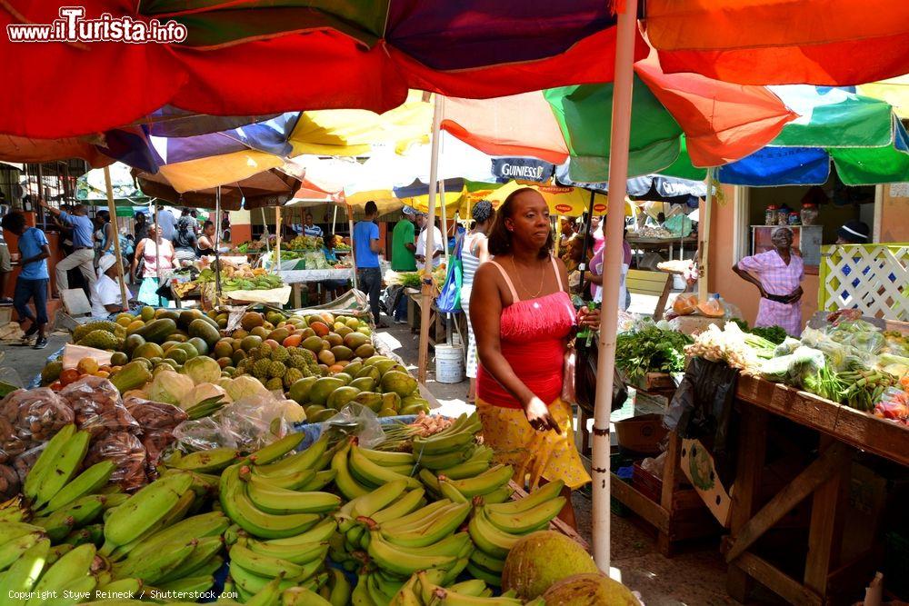 Immagine Frutta tropicale e verdura in un mercato di Castries, Saint Lucia (Caraibi) - © Styve Reineck / Shutterstock.com