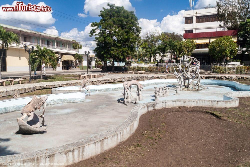 Immagine La Fuente de Las Antillas, le cui sculture raccontano la leggenda della nascita delle isole caraibiche. Las Tunas, Cuba - © Matyas Rehak / Shutterstock.com