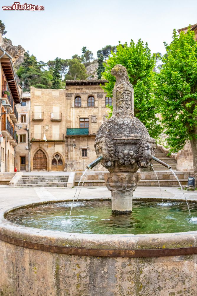 Immagine Fuente de los Chorros (Los Chorros fountain) in piazza San Martino a Estella, Navarra. Si tratta di una delle città presenti lungo il Cammino di Santiago.