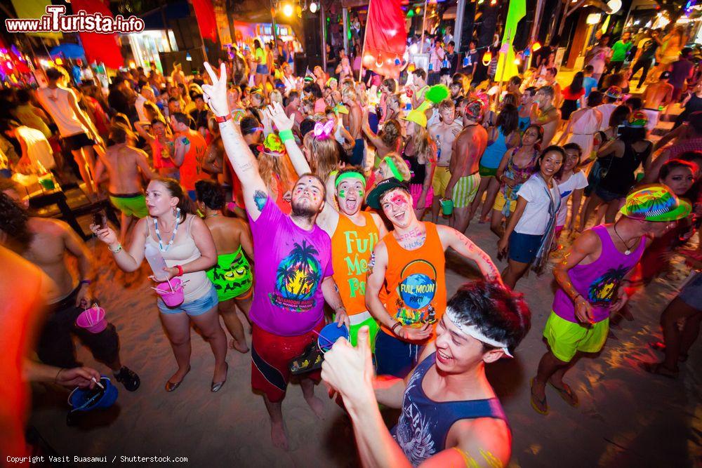 Immagine Full moon party la grande festa che si celebra ogni mese a Koh Phangan in Thailandia - © Vasit Buasamui / Shutterstock.com