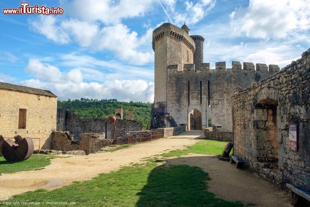 Immagine Fumel nel dipartimento di Lot et Garonne: vista delle rovine di Chateau de Bonaguil, siamo in Nuova Aquitania in Francia - © chrisatpps / Shutterstock.com