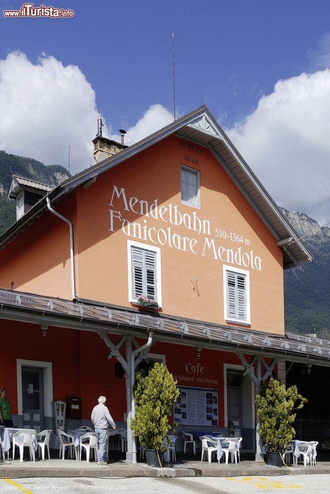 Immagine Funicolare di Mendola, Trentino Alto Adige. Una veduta della stazione di valle di questa funicolare costruita nel 1903 per raggiungere il Monte Mendola da Sant'Antonio/Caldaro. In circa 12 minuti percorre una lunghezza di 4,5 chilometri con un dislivello di 850 metri e una pendenza dell'85% - © Peter Probst / Shutterstock.com