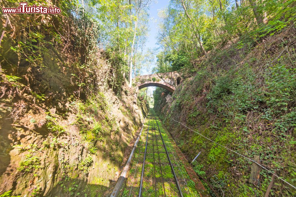 Immagine Funicolare di Montecatini, Pistoia, Italia. Inaugurata il 4 giugno 1898, collega la città di Montecatini con la frazione di Montecatini Alto tramite un servizio stagionale.