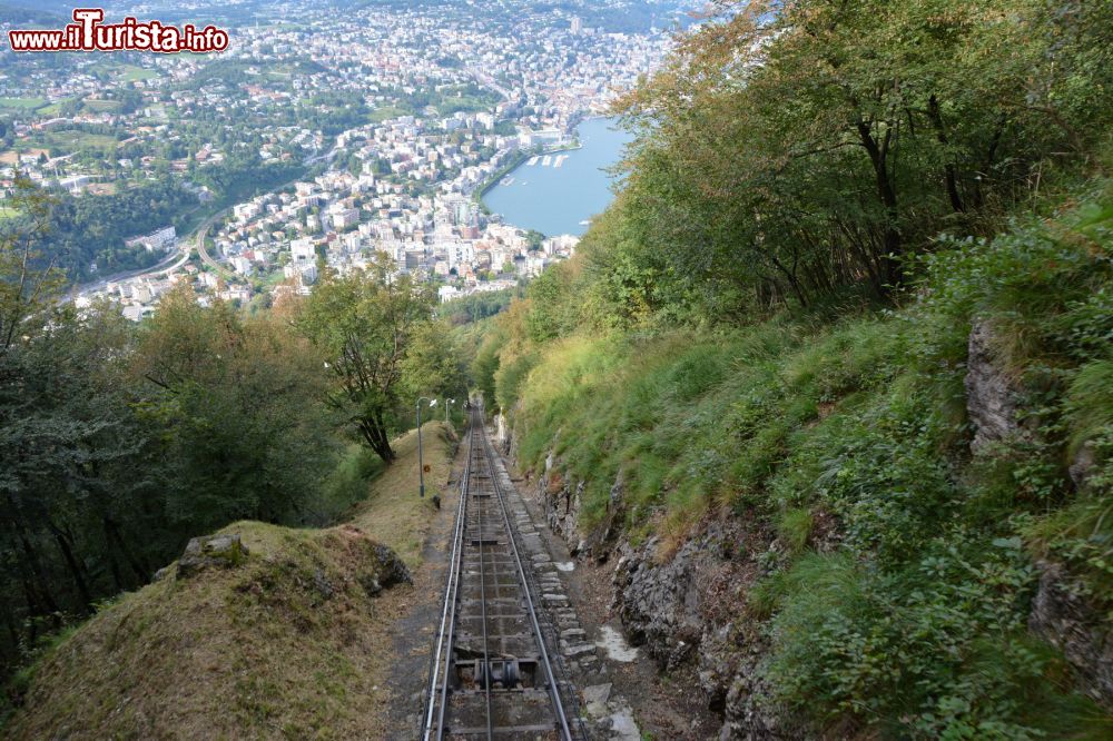 Immagine Funicolare Monte San Salvatore a Lugano, Svizzera. E' in funzione da mattina a sera, da metà marzo a inizio novembre, con corse ogni trenta minuti.