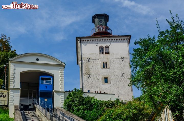 Immagine Funiculare di Zagabria, Croazia. E' una delle più corte e ripide al mondo con i suoi 66 metri ma è anche una delle principali attrazioni della capitale croata. Unisce la città bassa con quella alta e per la sua originalità è sotto tutela legale come un monumento. Costruita nel 1890, è entrsta in funzione nell'Aprile 1893: da quella data i suoi due vagoni non si sono praticamente quasi mai fermati continuando a salire e scendere sui binari che hanno un'inclinazione del 52% - © pavel dudek / Shutterstock.com