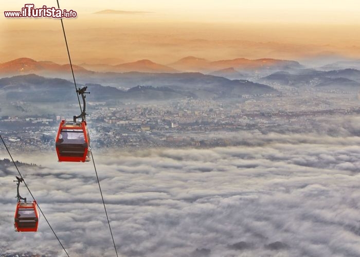 Immagine Fotografia aerea della funivia al Pohorje, Maribor - Tre seggiovie doppie, 1 a 4 posti, 1 a 6 posti e 16 funivie: tanto offre la nuova struttura del centro sciistico di Pohorje che dista poco più di due ore da Trieste. Con neve garantita almeno 100 giorni all'anno grazie all'innevamento artificiale, piste per principianti e esperti, percorso sciistico a cronometro e pista da sci in notturna più lunga di tutta la Slovenia, Pohorje rappresenta uno dei fiori all'occhiello del territorio sloveno a due passi da Maribor © onixxino / Shutterstock.com