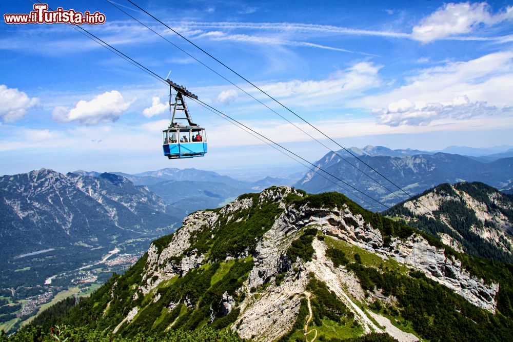 Immagine Funivia a Garmisch-Partenkirchen (Germania) in una giornata estiva.