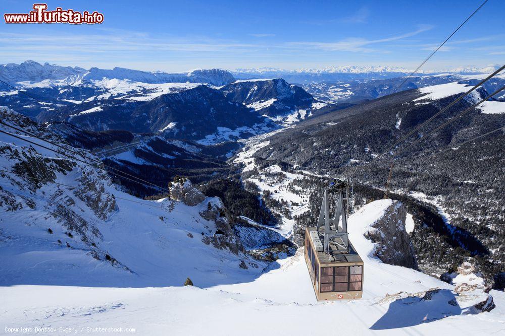 Immagine Funivia ad Ortisei, sciare in Val Gardena sulle Dolomiti - © Dontsov Evgeny / Shutterstock.com