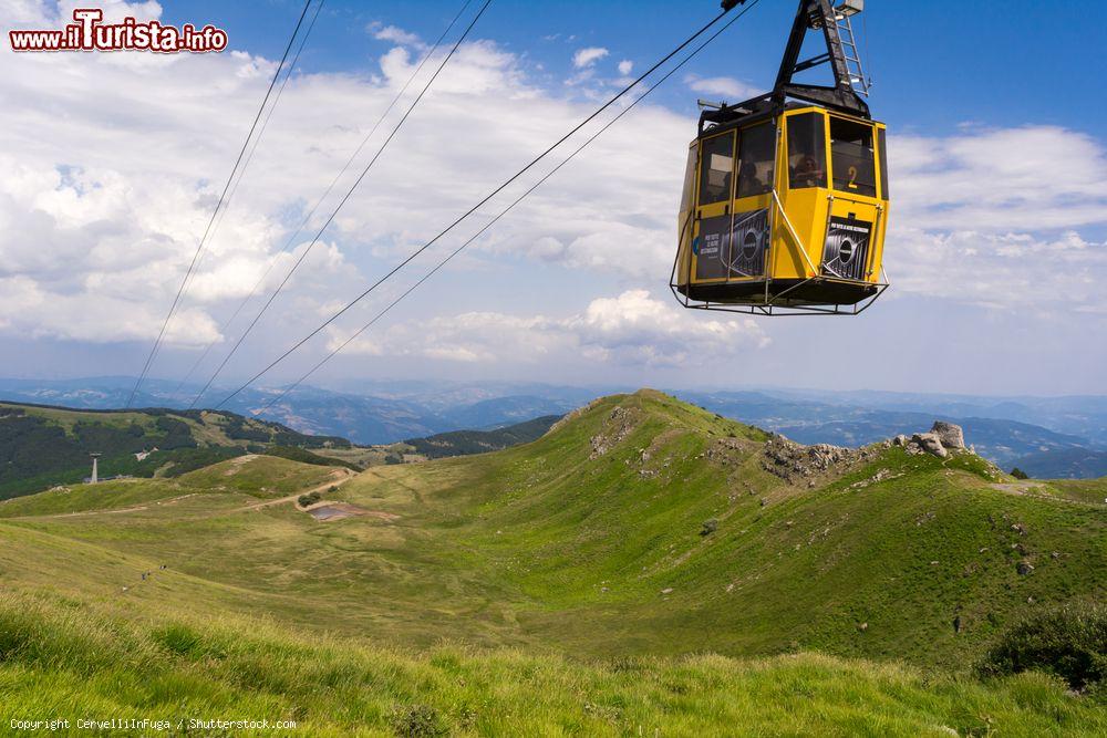 Immagine Funivia al Monte Cimone, Sestola, Emilia Romagna. Da Sestola si raggiungono le piste del Cimone tramite la funivia: siamo nel più ampio comprensorio sciistico dell'Appennino tosco-emiliano con oltre 50 km di piste tutte collegate fra di loro - © CervelliInFuga / Shutterstock.com