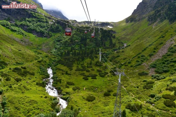 Immagine Funivia, Valle dello Stubai: è il mezzo più comodo per andare in quota ed iniziare le proprie escursioni. In estate è possibile muoversi in funivia utilizzando la Stubai Super Card, ottenibile a pagamento oppure gratuitamente alloggiando presso una delle strutture convenzionate.