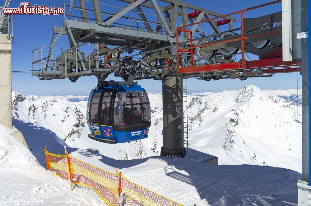 Immagine Funivia nelle Alpi a Hintertux, Austria. La parte superiore del ghiacciaio raggiunge l'altezza di 3250 metri sul livello del mare - © Sergey Rybin / Shutterstock.com