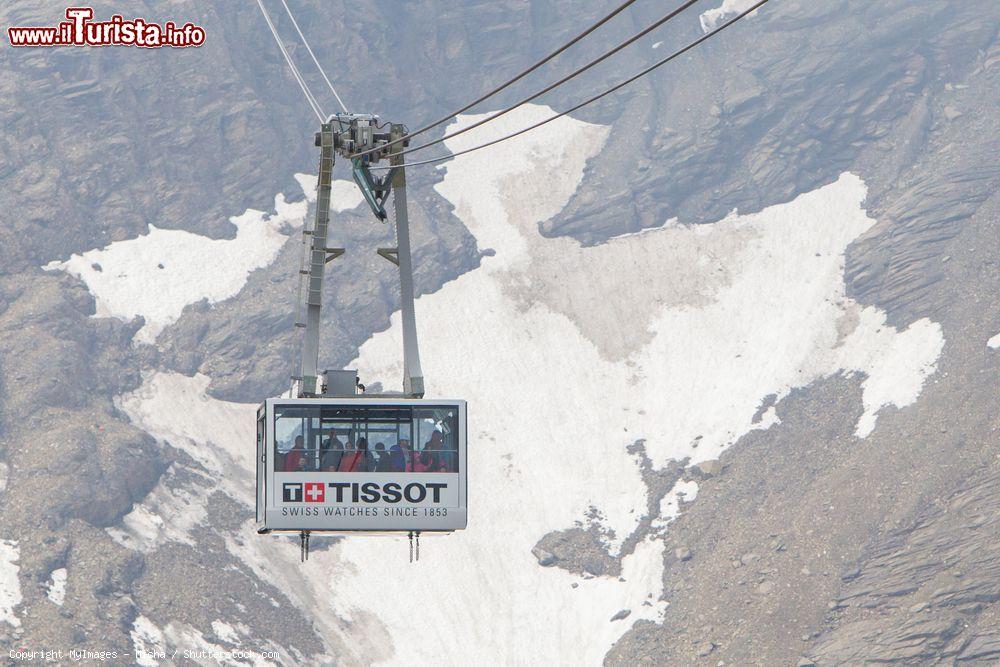 Immagine Funivia su Glacier 3000, Svizzera. Una spettacolare veduta sul ghiacciaio grazie alla funivia che collega il Col du Pillon alla stazione situata a monte Glacier 3000 - © MyImages - Micha / Shutterstock.com