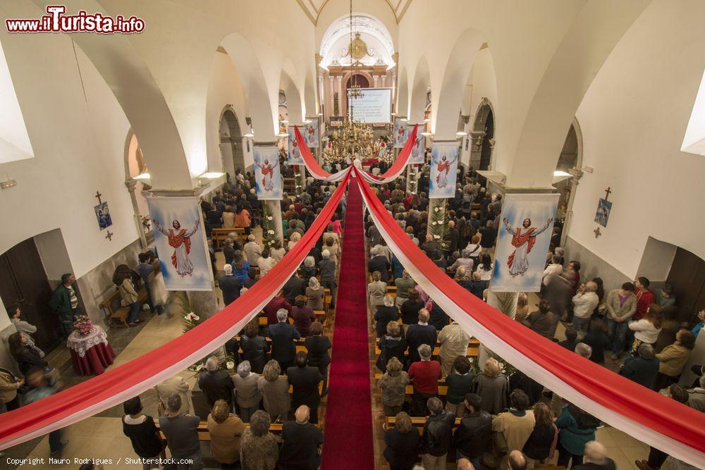 Immagine La funzione religiosa che si svolge in occasione della Festa das Tochas Floridas a Sao Bras de Alportel, Portogallo - © Mauro Rodrigues / Shutterstock.com