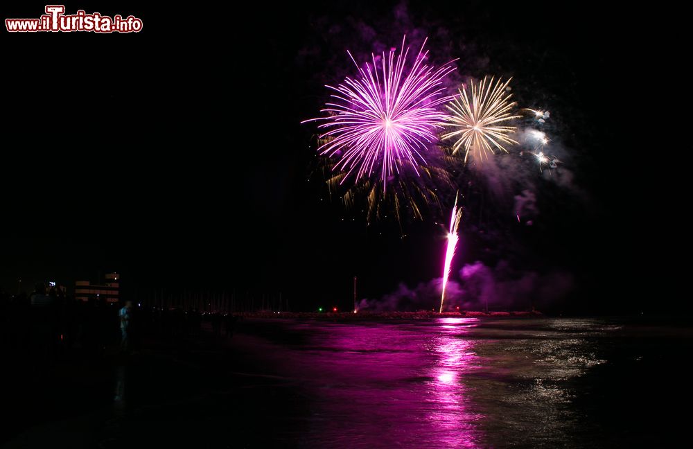 Immagine Fuochi artificiali a Senigallia durante il periodo del Summer Jamboree, il festival degli anni cinquanta