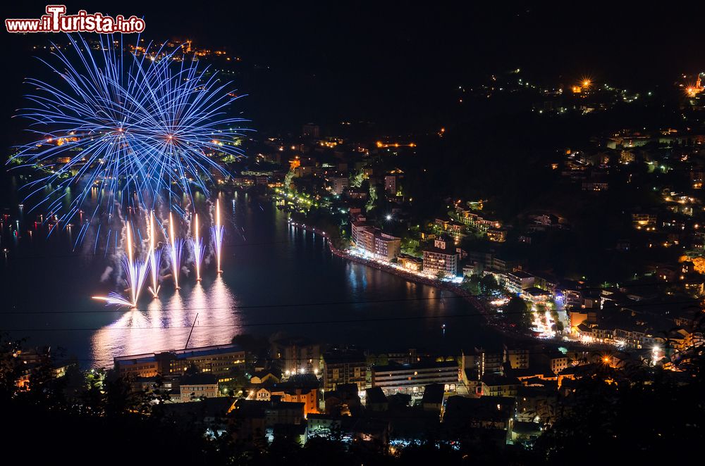 Immagine Fuochi artificiali ad Omegna sul Lago d'Orta in estate (Piemonte)