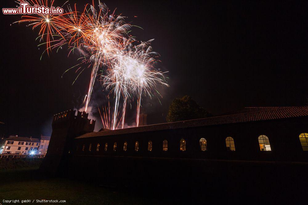 Immagine Fuochi artificiali al Castello di Galliate in Piemonte - © gab90 / Shutterstock.com