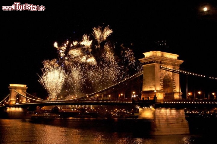 Immagine Fuochi d'artificio sul Danubio a Budapest, Ungheria - Atmosfera a dir poco fiabesca per questa immagine notturna di Budapest illuminata con i colori dei fuochi d'artificio. A rendere ancora più unico lo scorcio panoramico è il ponte in primo piano, uno dei tanti che abbelliscono la città e che uniscono fra di loro Buda e Pest © Botond Horvath / Shutterstock.com