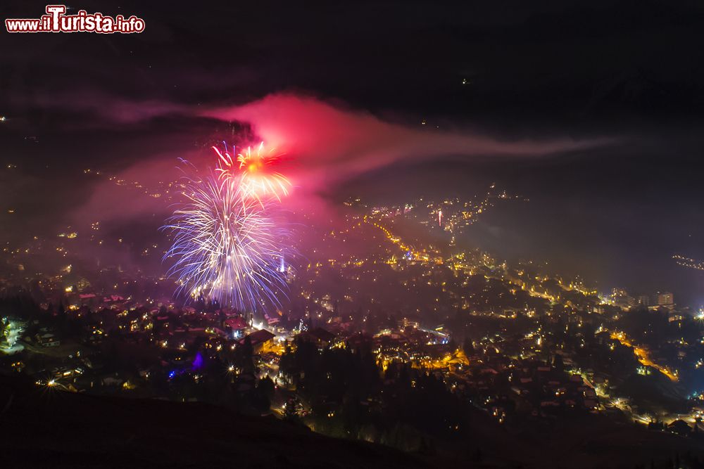 Immagine Fuochi artificiali nel cielo sopra Verbier all'arrivo del 2016, Svizzera.