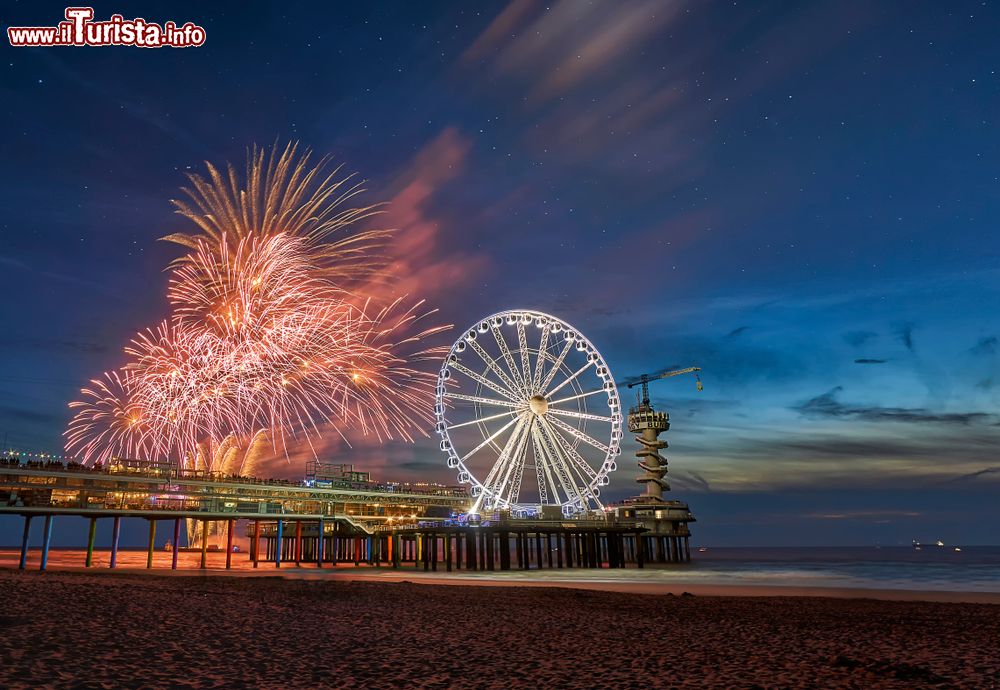 Immagine Fuochi artificiali sul molo e la ruota panoramica di Scheveningen in Olanda