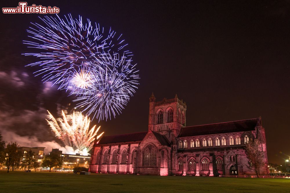 Immagine Fuochi d'artificio a Paisley, Scozia, UK. Situata nella zona centro occidentale delle Lowlands scozzesi, questa cittadina si trova a nord delle colline del Gleniffer Braes.