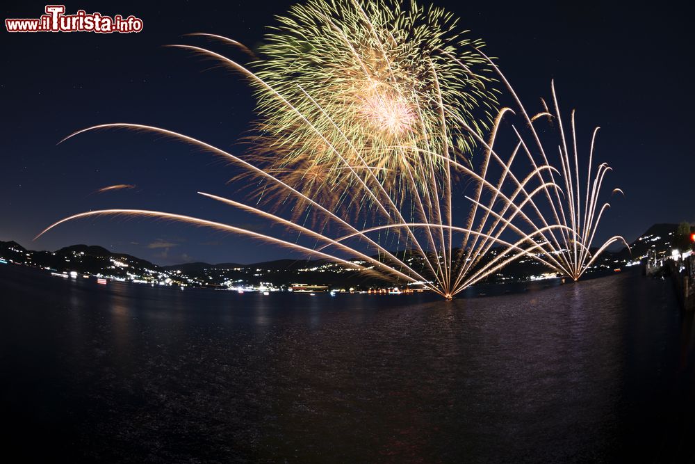 Immagine Fuochi d'artificio tra Ranco e Meina in estate, sul Lago Maggiore