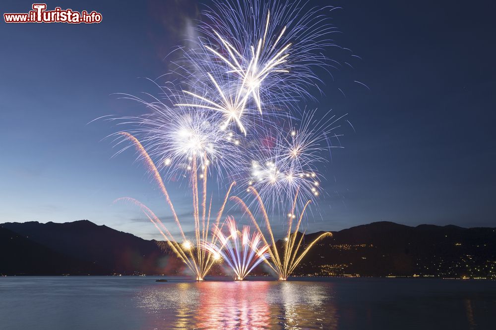 Immagine Fuochi d'artificio a Luino sul Lago Maggiore