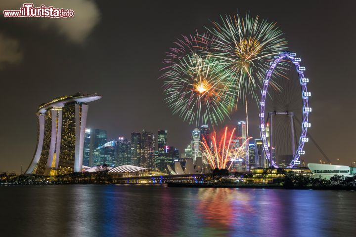 Immagine Fuochi d'artificio colorati a Marina Bay, Singapore - © 294172409 / Shutterstock.com
