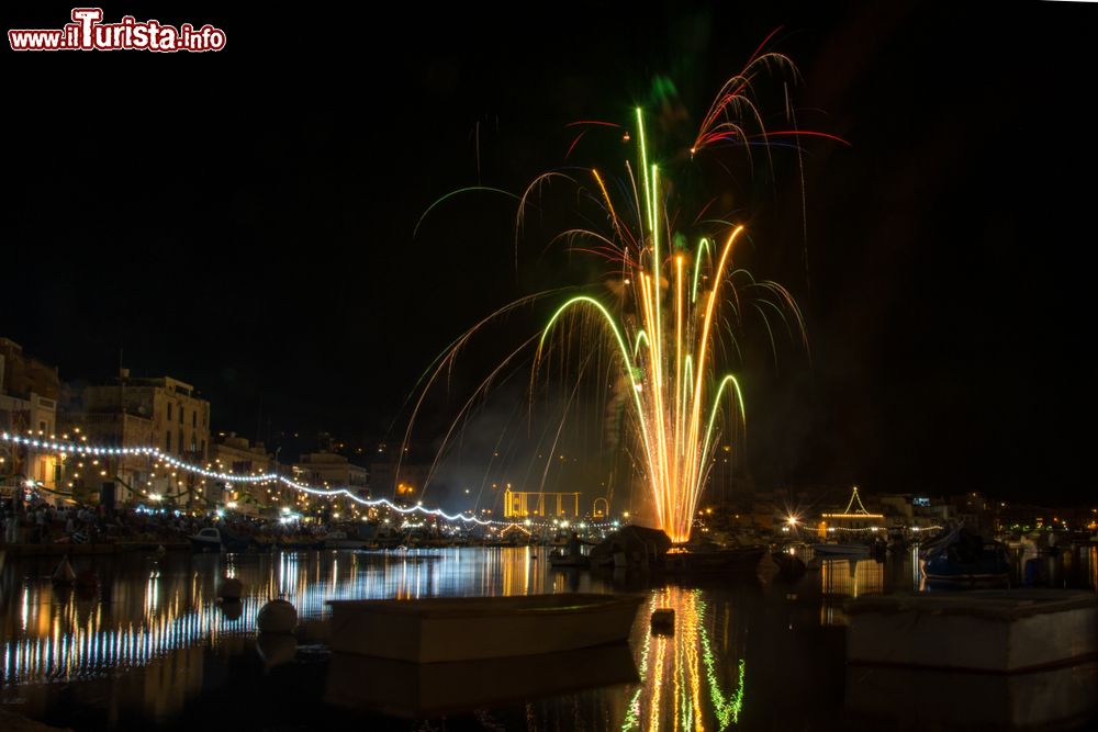 Immagine Fuochi d'artificio nel centro di Marsascala (isola di Malta) durante la festa di Sant'Anna che si svolge nel mese di luglio.