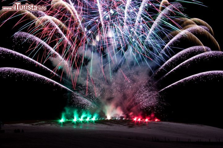 Immagine Fuochi d'artificio serali sulla neve a Asiago, Veneto, in occasione di una competizione internazionale - © 155207063 / Shutterstock.com