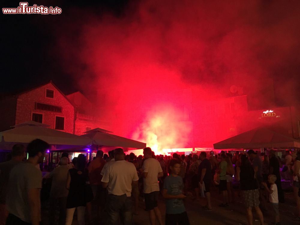 Immagine Fuochi nella notte nella cittadina di Pirovac, Croazia: gli abitanti riuniti in occasione del campionato mondiale fra Croazia e Inghilterra.