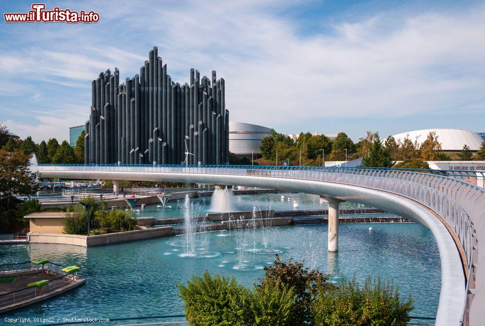 Immagine Futuroscope a Poitiers, Francia: questo parco dei divertimenti a tema high-tech inaugurato nel 1987 sorge a nord della città  - © Oligo22 / Shutterstock.com